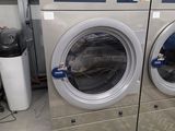 deux machines à laver placées l'une à côté de l'autre dans une pièce
