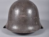 casque d'un soldat allemand de la Seconde Guerre mondiale sur fond blanc