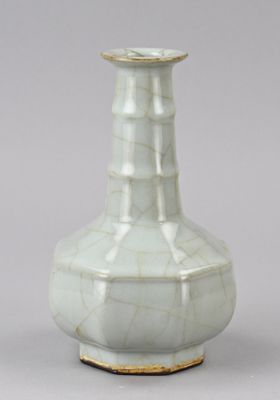 Vase chinois de style Celade orné d'un décor en craquelure, XXe siècle
