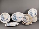 un ensemble d'assiettes aux motifs bleus et blancs empilées les unes sur les autres
