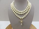 gros plan d'un collier de perles sur un mannequin