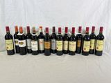 un groupe de bouteilles de vin posées sur une table