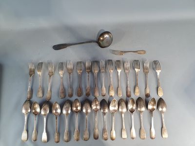 beaucoup de cuillères et de fourchettes en argent sur la table