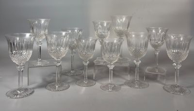 un grand nombre de verres à vin posés sur une table