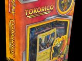On voit la boîte d'un jeu de cartes Pokémon sur un fond noir.