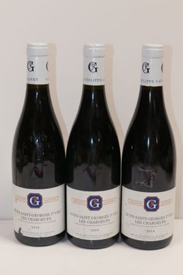 trois bouteilles de vin posées sur une table l'une à côté de l'autre