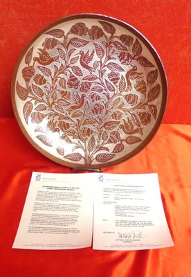 une assiette ornée d'un motif posée sur une table