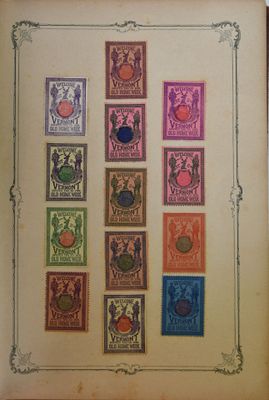 une vieille photo représentant une collection de timbres dans un cadre