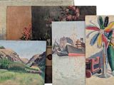 de nombreux tableaux de différentes couleurs et tailles accrochés au mur