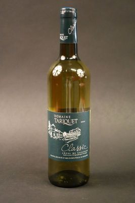 une bouteille de vin posée sur une table