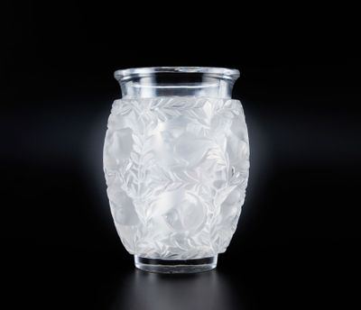 un vase en verre transparent orné d'un motif de feuilles