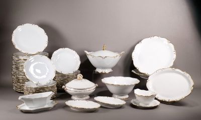 beaucoup d'assiettes et de bols blancs sur la table
