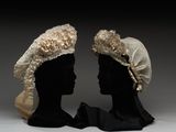 deux têtes de mannequins coiffées, exposées sur un fond gris