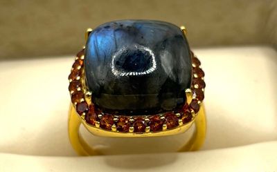 l'image d'une bague contenant une pierre bleue