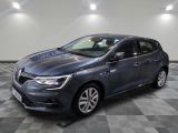 une voiture grise est garée sur le sol à carreaux d'un garage