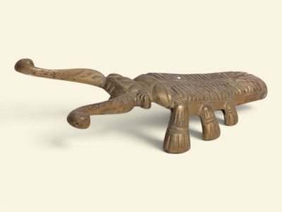 figurine d'éléphant en laiton sur fond blanc, avec un fond blanc