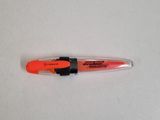 un stylo orange à pointe noire posé sur une surface blanche