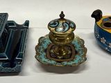 trois types différents d'objets décoratifs sur une table