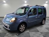 la photo d'une petite camionnette bleue garée dans un garage