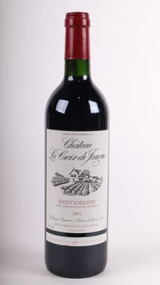 une bouteille de vin posée sur une table