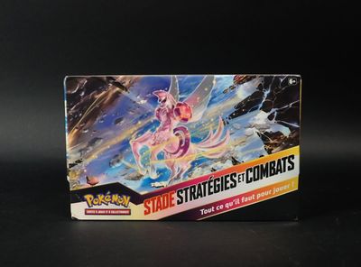 un gros plan sur une boîte de cartes à collectionner Pokémon posée sur une table