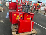 de nombreuses caisses rouges posées sur une palette dans un parking