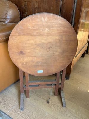 une petite table posée à même le sol