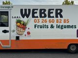 un camion qui est garé dans un parking