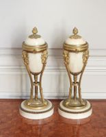 PAIRE DE CASSOLETTES formant bougeoir de style Louis XVI en …