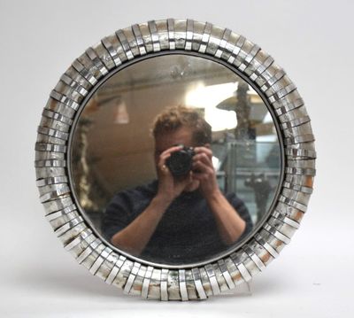 un homme se prenant en photo dans un miroir