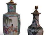 Deux vases aux motifs asiatiques sont posés côte à côte sur une surface blanche.