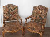 paire de fauteuils rembourrés d'époque, avec des coussins rembourrés à motifs floraux