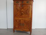 un meuble en bois surmonté de deux tiroirs