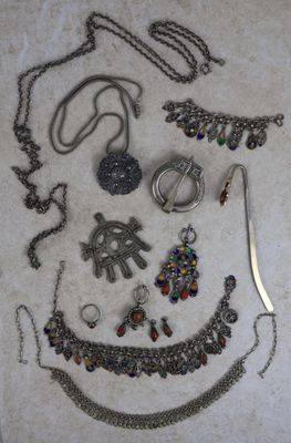 beaucoup de colliers et de bracelets étalés par terre