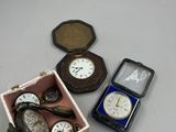 une boîte contenant une montre-bracelet et une montre de poche, posée sur une table