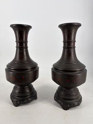 deux vases posés sur une surface blanche