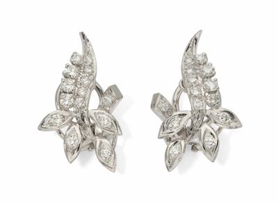 une paire de boucles d'oreilles en diamant
