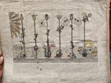 une personne tenant un morceau de papier sur lequel figurent des dessins