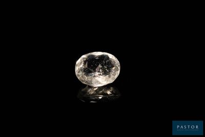 gros plan d'un diamant blanc sur une surface noire