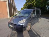 une petite camionnette garée sur le bord de la route