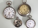 trois montres de poche anciennes comportant des chiffres romains