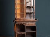 une vieille armoire en bois surmontée d'un miroir