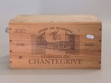 une boîte en bois sur laquelle est collée une étiquette indiquant « Château de Chante Crive »