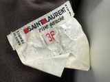 une photo d'une étiquette sur un t-shirt portant l'inscription « Saint Laurent »