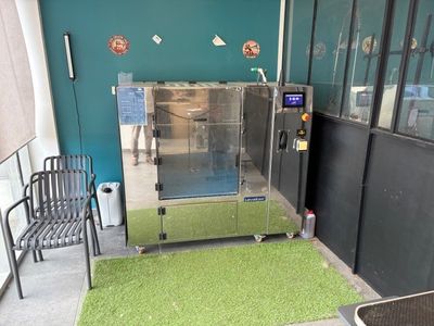 une machine placée au milieu d'une pièce