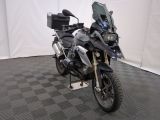 une moto qui est garée dans une pièce dont le sol est en damier
