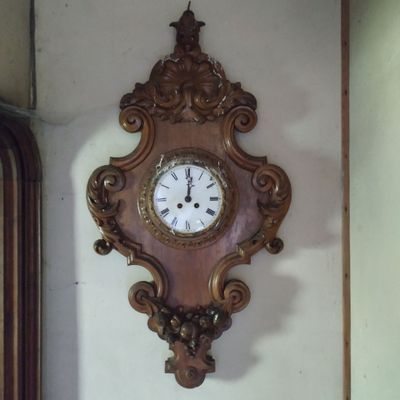 une horloge accrochée au mur dans un coin de la pièce