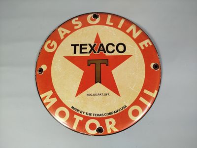 une enseigne Texaco sur le mur d'une station-service