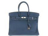 un sac à main en cuir bleu sur fond blanc