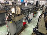 de nombreuses machines qui se trouvent dans une usine où il y a beaucoup de machines